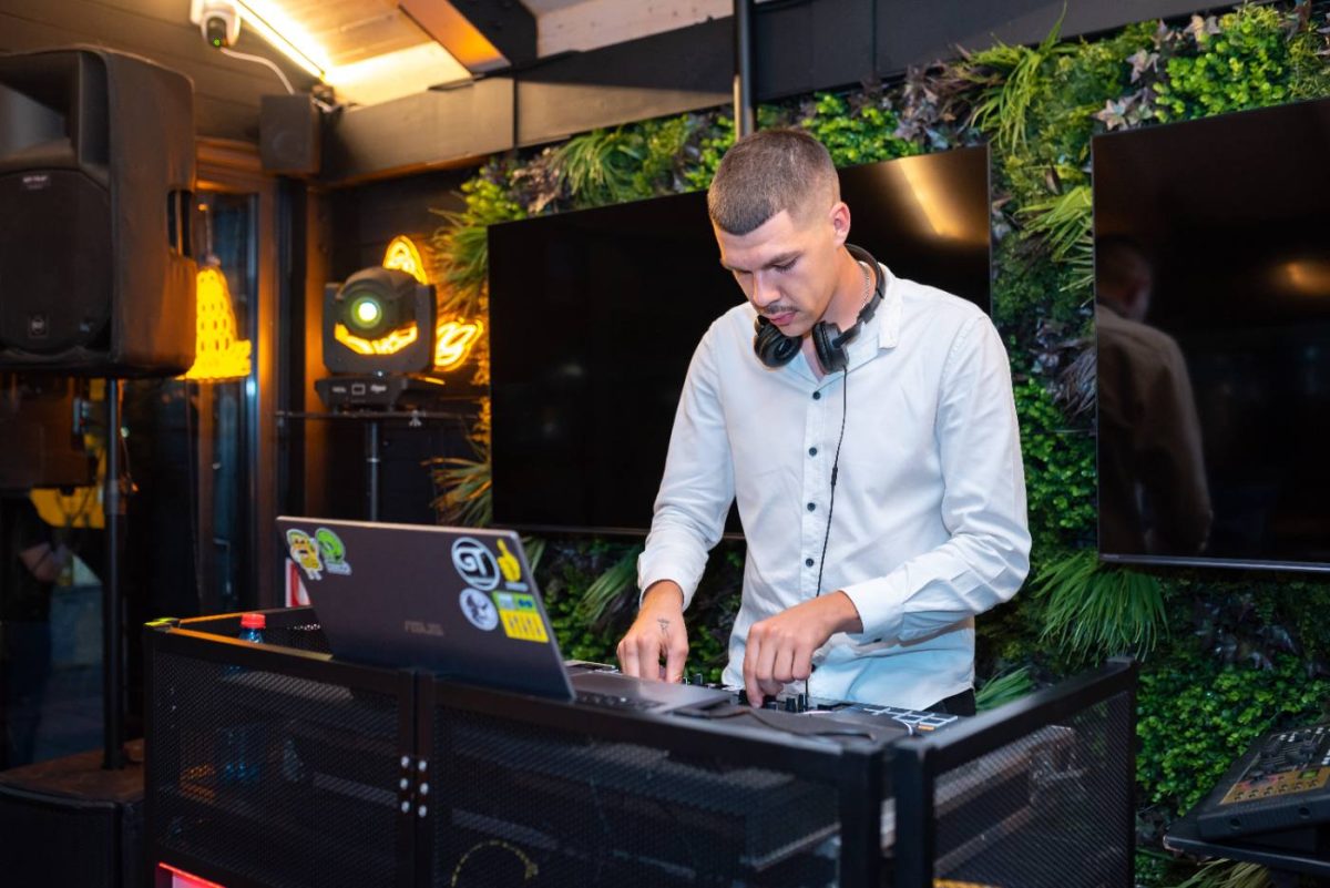 DJ set latin pe terasă